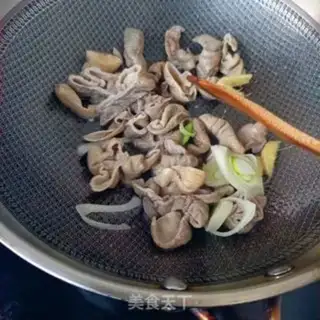 Make Red-oiled cuisine step 3