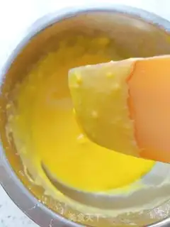 Make Strawberry box cake step 3