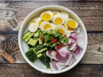 Make cucumber onions with eggs step 7