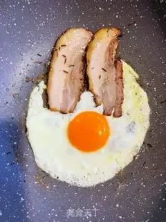 Make A thick bacon egg sandwich step 1