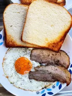 Make A thick bacon egg sandwich step 4
