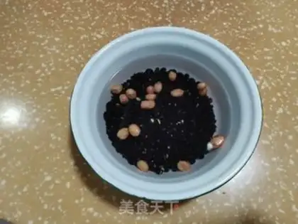 Make Black rice, black beans, black sesame rice step 1