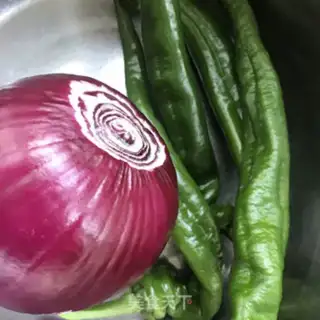 Make Onion peppers for pork step 1