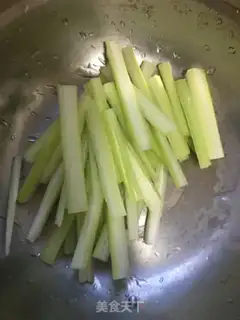 Make Three pieces of rice powder step 0