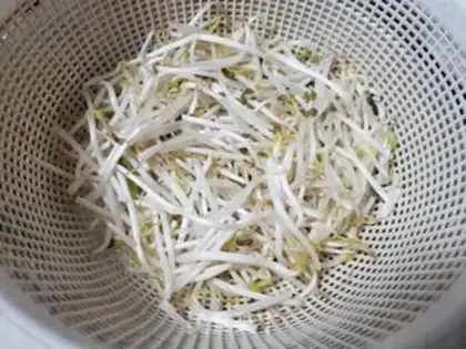Make The spinach sprouts step 1