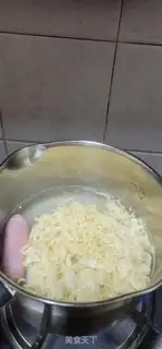Make Egg sausage noodles step 1