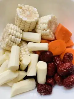 Make Corn medicine corn carrot bone soup step 1