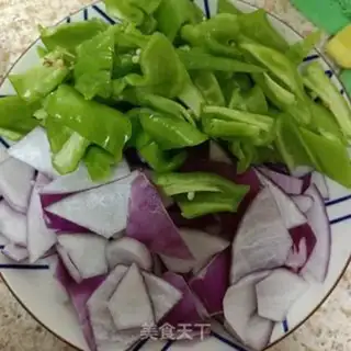 Make Cream pepper fried onion eggs step 1
