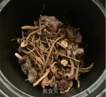 Make Tea mushrooms and duck soup step 1