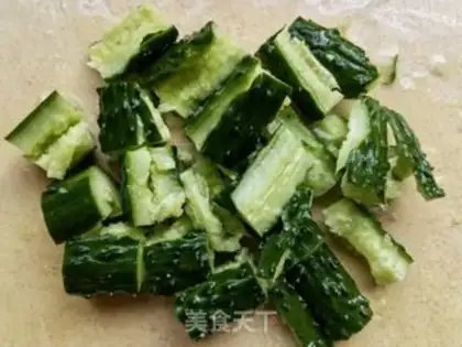 Make cucumber-mucked eggs step 0