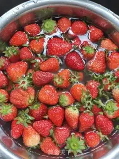 Make Homemade strawberry sauce step 0