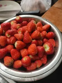 Make Homemade strawberry sauce step 1