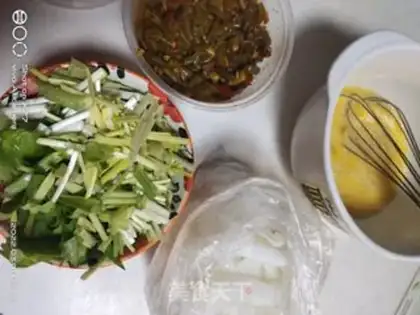Make Eggs and eggs and rice powder step 0