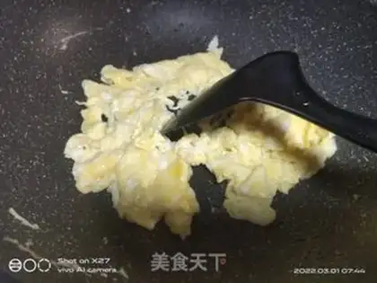 Make Eggs and eggs and rice powder step 1