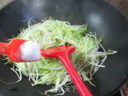 Make The green bean sprouts step 4
