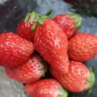 Make Strawberry yogurt Santa Claus step 0