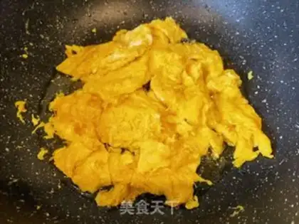 Make Potato pepper fried eggs step 5