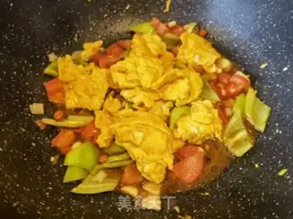 Make Potato pepper fried eggs step 10