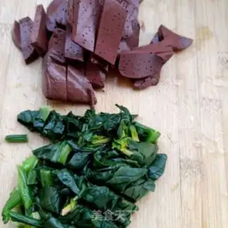 Make Spinach fried pig blood step 3