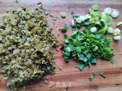 Make Garlic sprouts step 0