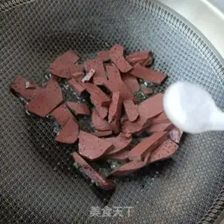 Make Spinach fried pig blood step 5