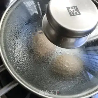 Make Garlic sauce and eggs step 0
