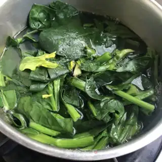 Make Garlic sauce and eggs step 4