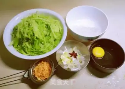 Make radish shrimp skin fan soup step 1