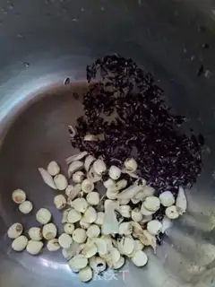 Make Black rice lily porridge step 1