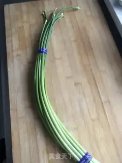Make The meat and the garlic step 0