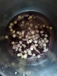 Make Black rice lily porridge step 2