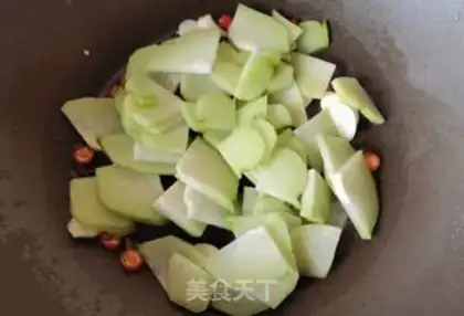 Make Little pepper garlic, fried guava step 4