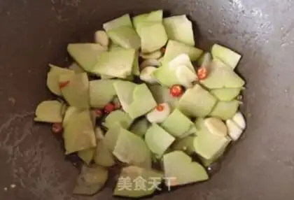 Make Little pepper garlic, fried guava step 7