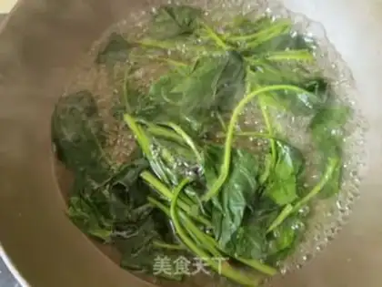 Make Golden fungus spinach with eggs step 1