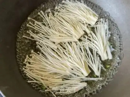 Make Golden fungus spinach with eggs step 3