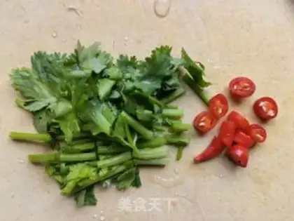 Make Golden fungus spinach with eggs step 5