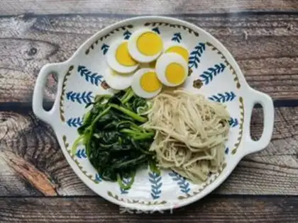 Make Golden fungus spinach with eggs step 7