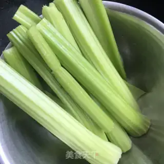 Make Celery fried eggs step 0