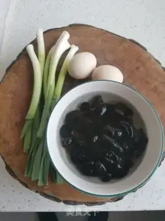 Make Garlic silhouettes and wooden eggs step 1