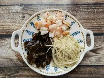 Make Gold needles, mushrooms, prawns step 7