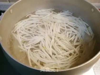 Make Chicken-cracker sprouts step 1