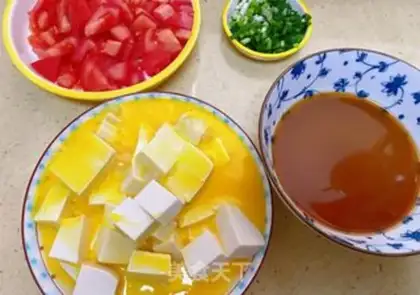 Make Tofu eggs fried tomatoes step 1