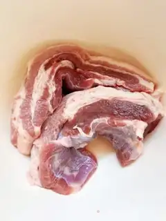Make Garlic, black pepper and pork step 1