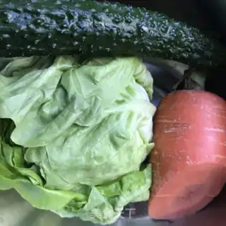 Make Tomato shrimp salad step 1