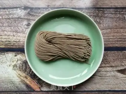 Make The fragrance sauce and the wheat noodles step 1
