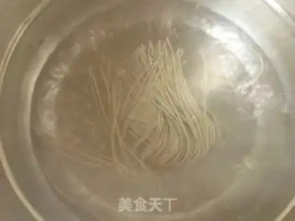 Make The fragrance sauce and the wheat noodles step 2