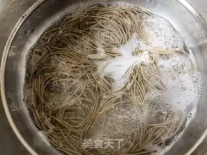 Make The fragrance sauce and the wheat noodles step 3
