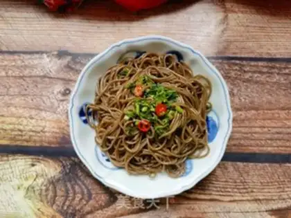 Make The fragrance sauce and the wheat noodles step 6