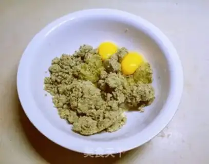 Make Eggs and bean rolls step 0