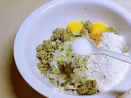 Make Eggs and bean rolls step 3